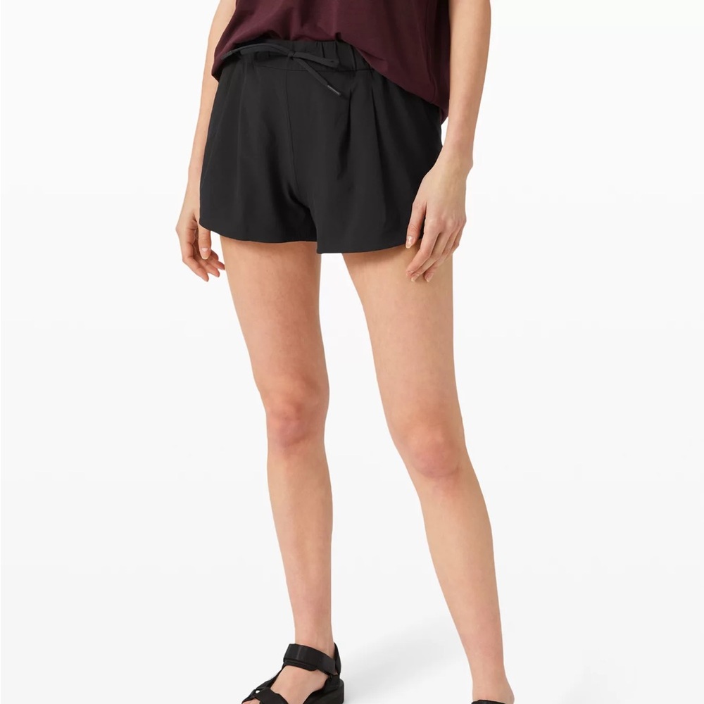 Lululemon | Stroll at Sundown Mid-Rise Short 3" (Black)